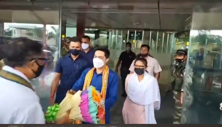 ttjpurbaburdwan's tweet photo. সময় এসে গিয়েছে পরিবর্তনের সাক্ষী হওয়ার! 

সর্বভারতীয় তৃণমূল কংগ্রেসের জাতীয় সাধারণ সম্পাদক @abhishekaitc কে আজ ত্রিপুরাবাসী জানাচ্ছেন উষ্ণ অভ্যর্থনা!

#AbhishekBanerjeeInTripura https://t.co/EMCzgK6LwX