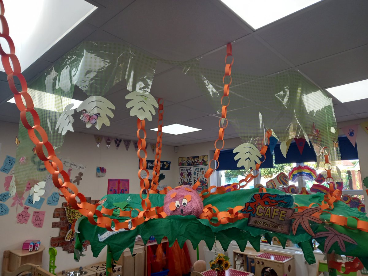 Lowe20Mrs's tweet photo. @NurseryAPS @AveleySchool This term's topic is'Splash'.
Last we we enjoyed listening to the story of 'Tiddler'; this week we are listening to 'The Lighthouse Keeper's Lunch'.
We made an Aquarium and we are now working on our Lighthouse.
Do you like it? https://t.co/bLWqg18dYo