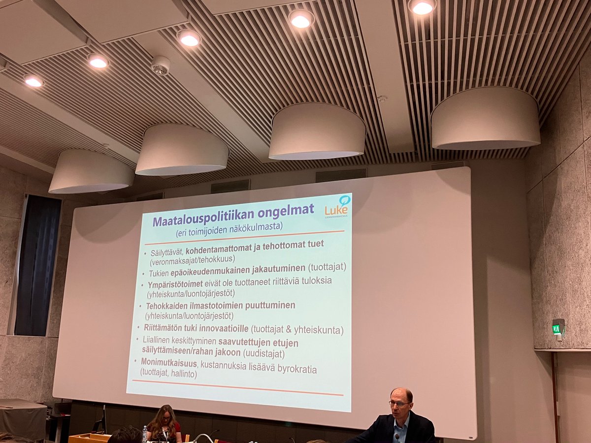 RistoLauhanen's tweet photo. Maatalouspolitiikkaa #mtp22 Jyrki Niemi @LukeFinland https://t.co/VJOttZNq3U