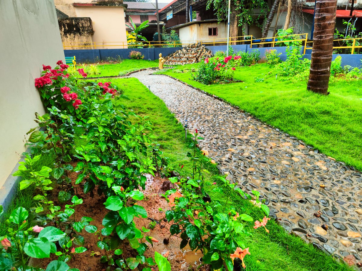 MgnregsK's tweet photo. #Rural park developed under #MGNREGS at Ujire, Dakshina Kannada. 

The park has made the surroundings of GP office attractive and clean. 
This also helps the villagers who visit Panchayat office to rest. https://t.co/nwm0Q4d70T