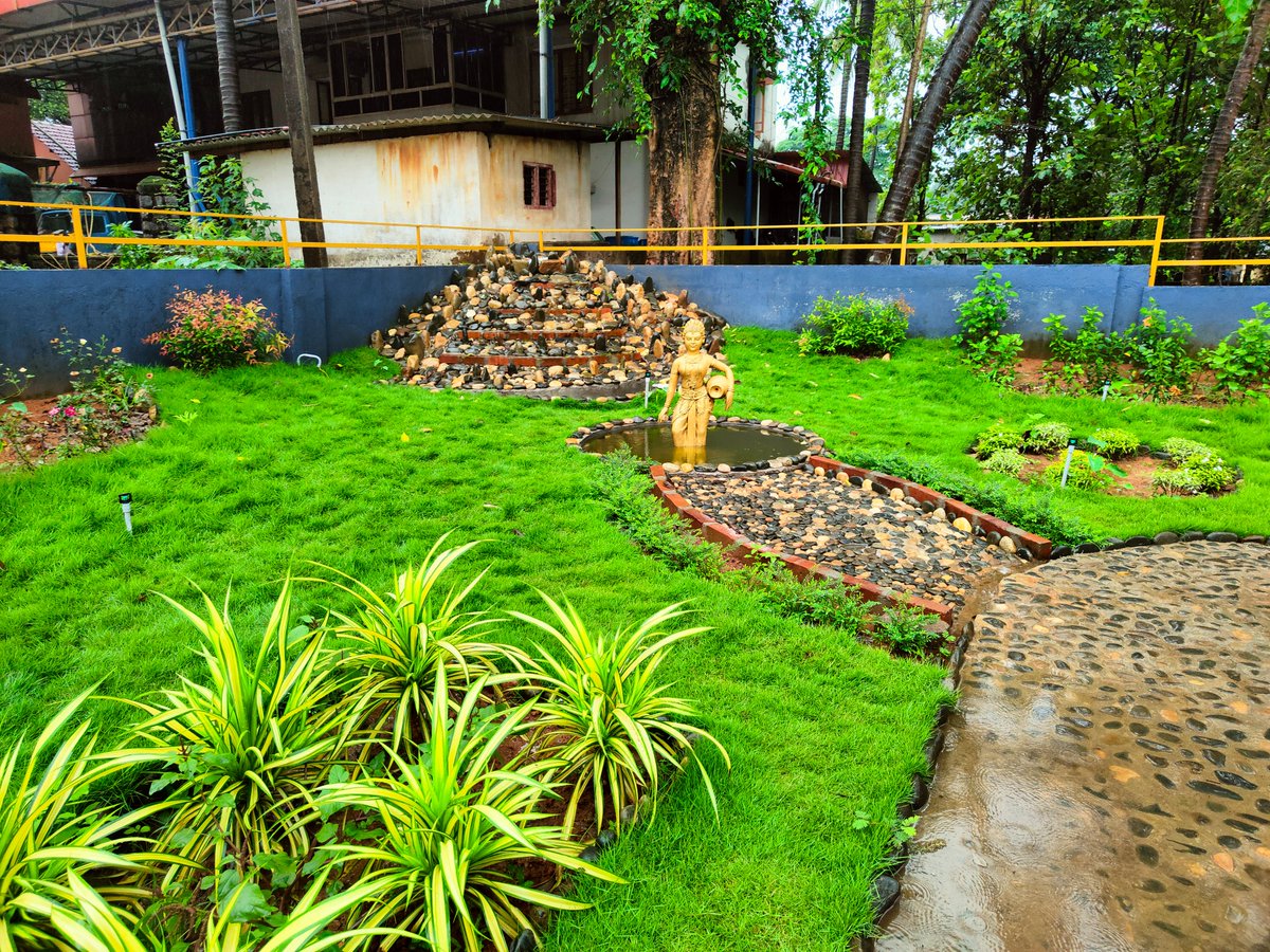 MgnregsK's tweet photo. #Rural park developed under #MGNREGS at Ujire, Dakshina Kannada. 

The park has made the surroundings of GP office attractive and clean. 
This also helps the villagers who visit Panchayat office to rest. https://t.co/nwm0Q4d70T