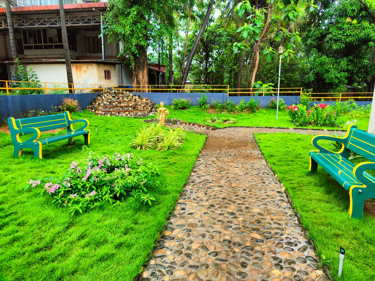 MgnregsK's tweet photo. #Rural park developed under #MGNREGS at Ujire, Dakshina Kannada. 

The park has made the surroundings of GP office attractive and clean. 
This also helps the villagers who visit Panchayat office to rest. https://t.co/nwm0Q4d70T