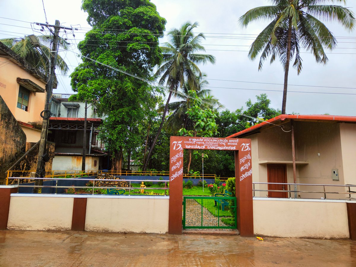 MgnregsK's tweet photo. #Rural park developed under #MGNREGS at Ujire, Dakshina Kannada. 

The park has made the surroundings of GP office attractive and clean. 
This also helps the villagers who visit Panchayat office to rest. https://t.co/nwm0Q4d70T
