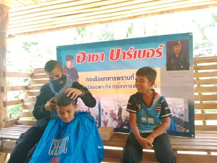 army_greenbrain's tweet photo. ทหารช่วยตัดผมให้เด็กนักเรียนเพื่อช่วยลดค่าใช้จ่ายให้กับผู้ปกครอง งานนี้ได้ผมทรงนักเรียนถูกต้องตามระเบียบกันไปเลยคร้าบบ
หน่วย:เฉพาะกิจกรมทหารพรานที่ 44
ณ ศูนย์การศึกษาอิสลามประจำมัสยิด (ตาดีกา) นูรุลยากีน บ.บาโงยือแบ็ง หมู่ที่ 5 จ.ปัตตานี
#ทหาร https://t.co/z4kESz4zWZ
