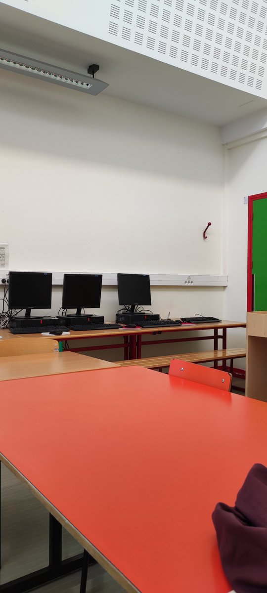 CEPortes20e's tweet photo. 💻 Ce matin, @lesfriponsasso s'installent à l'école polyvalente Alquier Debrousse pour une dernière session d'accompagnement à l'inscription à la cantine pour l'année 2022-2023. #numérique #CE20 https://t.co/mnDU9KKUww