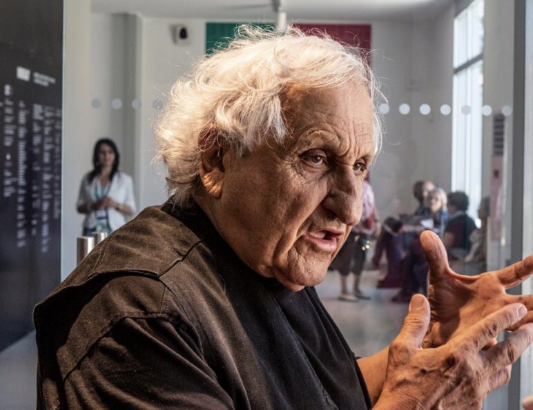 “Ogni volta che taglio una mela immagino il desiderio delle due metà di ricongiungersi, e allora le taglio ancora e ancora”. Abraham Yehoshua