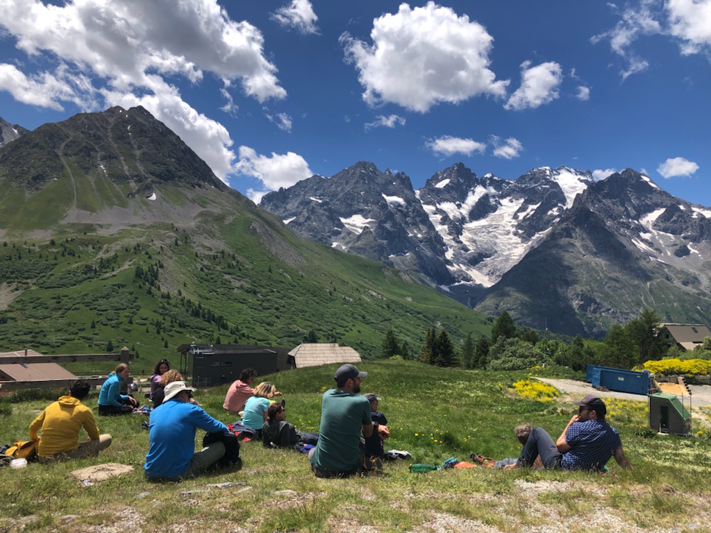 MPLSAlpesDauph's tweet photo. [#FormationMPLS] Pendant 2 jours la formation "Changement climatique et biodiversité alpine" se tient au @LautaretGarden ! Les stagiaires de @acgrenoble ont commencé leur formation non pas par un déjeuner sur l'herbe comme on pourrait le croire mais par une lecture de paysage😉 https://t.co/XHAoyxsnj9