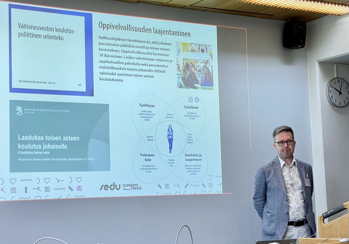 RiikkaMYliSuomu's tweet photo. Summeerausta hallituskauden koulutuspolitiikasta. @Kuntaliitto Ammatillisen koulutuksen Areenan Pj @PasiArtikainen rakensi nelikentän viime vuosien toimista. #ammatillinenkoulutus #jatkuvaoppiminen #osaaminen https://t.co/Tsw9KX3EwY