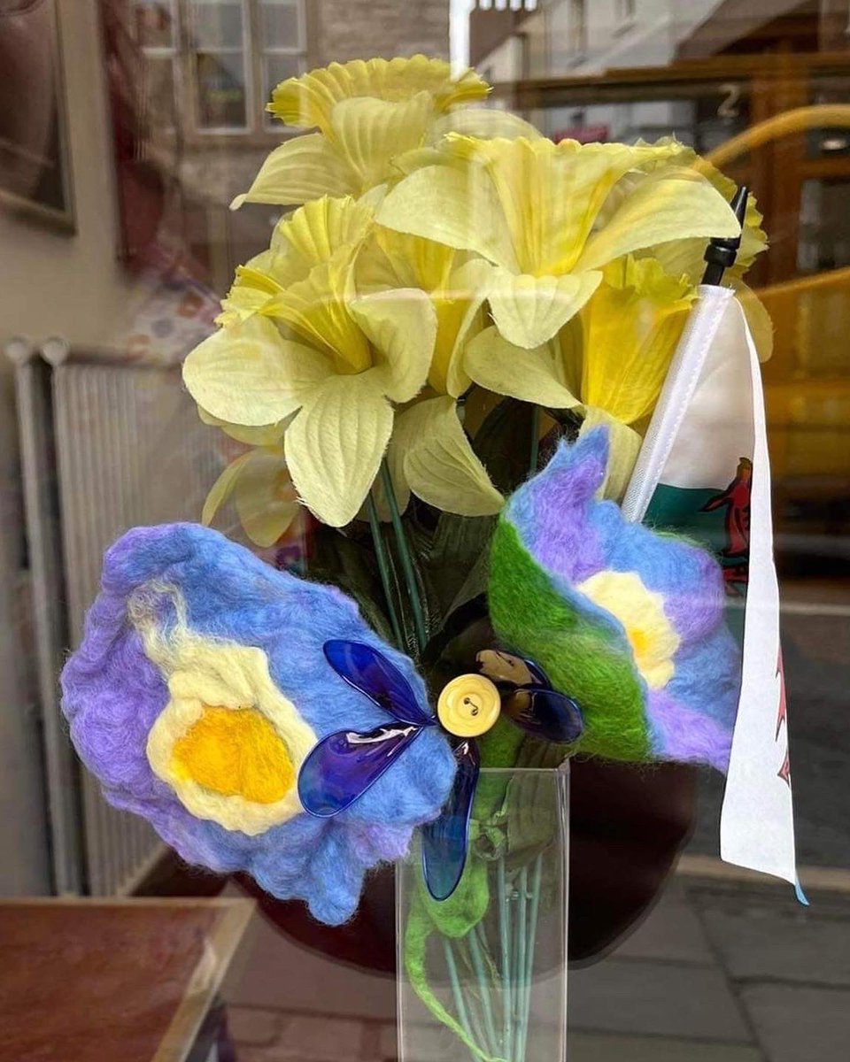 Dinbych_Cymru's tweet photo. Dal ymlaen tan 19 Mehefin/ Still on til 19 June #ForgetMeNot hunt around #Denbigh @DenbighBusGrp windows. Chance to win £50. Beautiful felt and wire-dipped forget-me-nots by @tarhdean @TickyLowe Pick up form at #Denbigh library #DenbighMidsummerFestival #GwylGanolHafDinbych https://t.co/kZSYo4PM2z