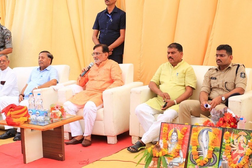 prafulkpatel's tweet photo. આજે શામળાજી ખાતે આશ્રમ ચોકીનું ખાતમુહૂર્ત અને ભૂમિપૂજન કર્યું. સાથે જ પવિત્ર યાત્રા સ્થળ શામાળજી મંદિરના દર્શન કરીને ધન્યતા અનુભવી. https://t.co/Ht44znICRr