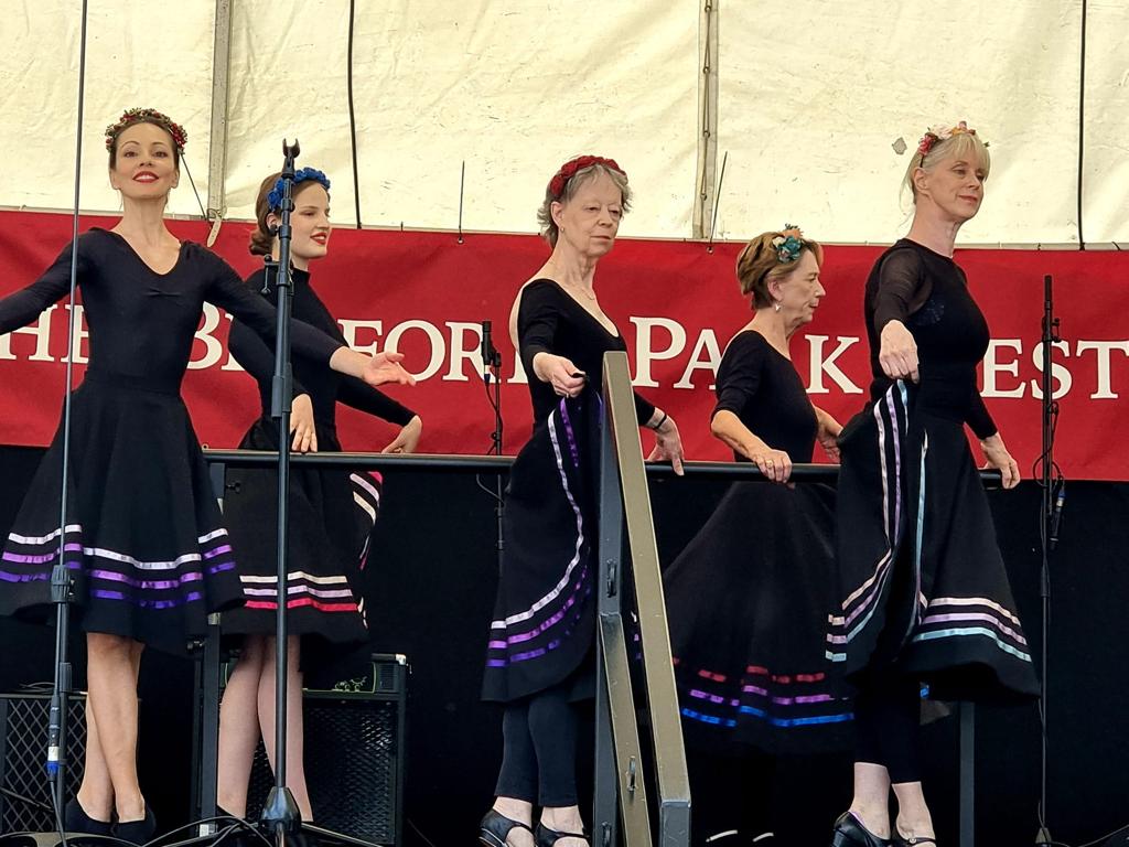 Still beaming after our performance on Saturday @BedfordParkFest #BPF2022 #Greendays. Thanks for having us! @StanceOnDance @JournalsDance @EMDForLife  @ChiswickW4 @PeopleDancingUK @onedanceuk