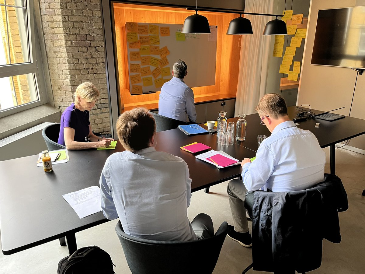 EPICO_online's tweet photo. #H2-Importstrategie 

Welche #Herausforderung möchten wir genau angehen? Dr. Sebastian #Vogel @RWE_AG, Joseph #Engelhart @allianz_de, Jaro #Blanke @thyssengas u. Dr. Corinna #Klessmann @Guidehouse haben heute Nachmittag die Antwort! 

@KASonline 
#PolicyAccelerator2022 https://t.co/uyIbwXL86X