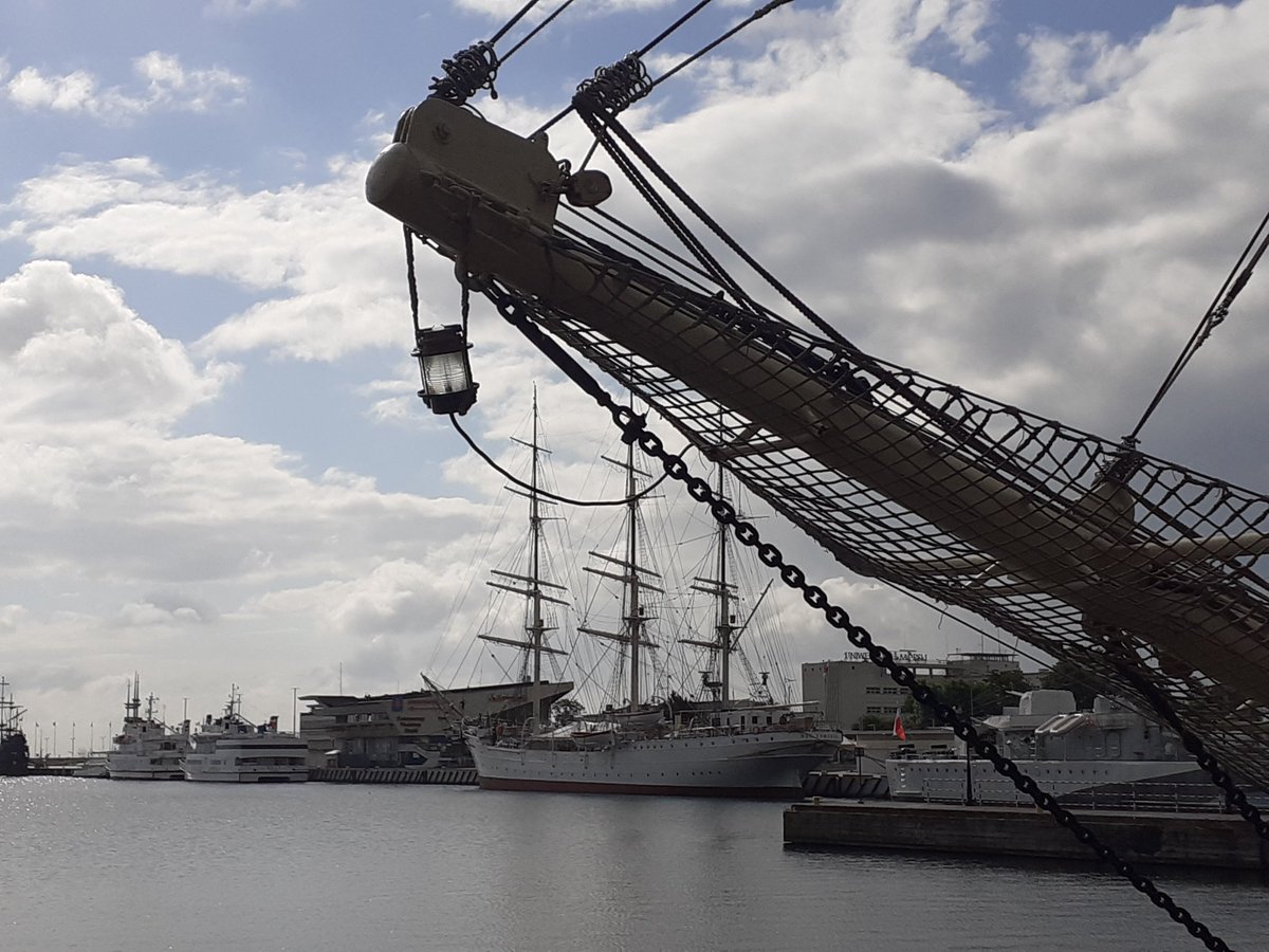 GuzVetterEU's tweet photo. Today in #Gdynia presenting the #Fitfor55 package for the maritime transport sector at the #Transportweek conference. Big challenges ahead to reduce transport emissions by 90% by 2050. https://t.co/BOFNIaVCI7