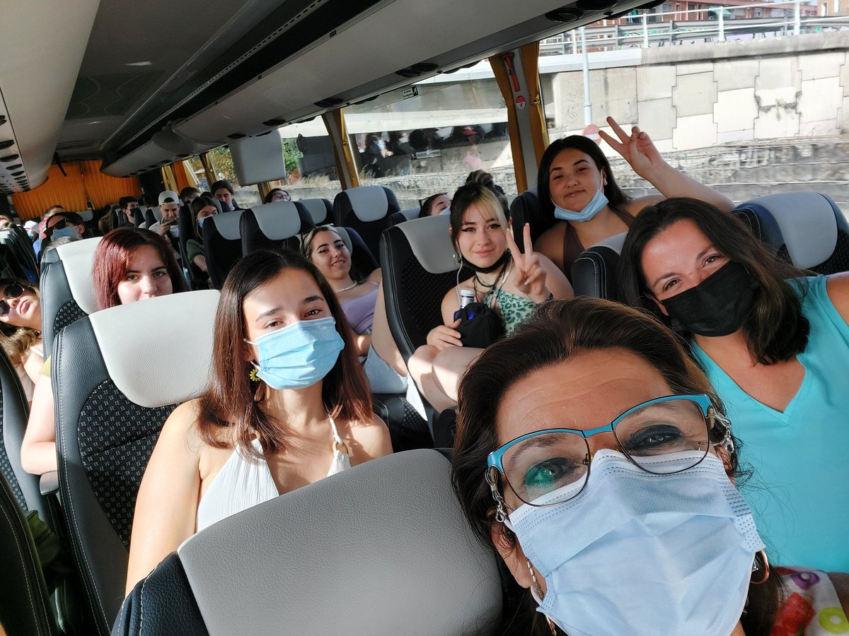 margaritatm's tweet image. #BarcelonaMola @iesjoseplanes Felices como perdices 🤩🤩🤩