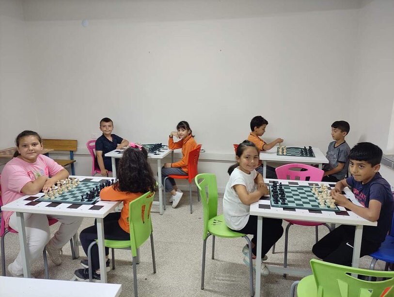 AlpuMem's tweet photo. İLÇEMİZDE SATRANÇ TURNUVASI DÜZENLENDİ
Alpu Halk Eğitimi Merkezimiz tarafından açılan Satranç kurslarına katılan öğrencilerimiz arasında turnuva düzenlendi. Turnuvada birinci olan Şehit Enis Yücel İlkokulu öğrencimiz Yusuf AK'ı tebrik ederiz. @pervin_tore @Kbrkaraal https://t.co/JmiIUvBlcA