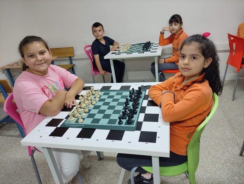 AlpuMem's tweet photo. İLÇEMİZDE SATRANÇ TURNUVASI DÜZENLENDİ
Alpu Halk Eğitimi Merkezimiz tarafından açılan Satranç kurslarına katılan öğrencilerimiz arasında turnuva düzenlendi. Turnuvada birinci olan Şehit Enis Yücel İlkokulu öğrencimiz Yusuf AK'ı tebrik ederiz. @pervin_tore @Kbrkaraal https://t.co/JmiIUvBlcA