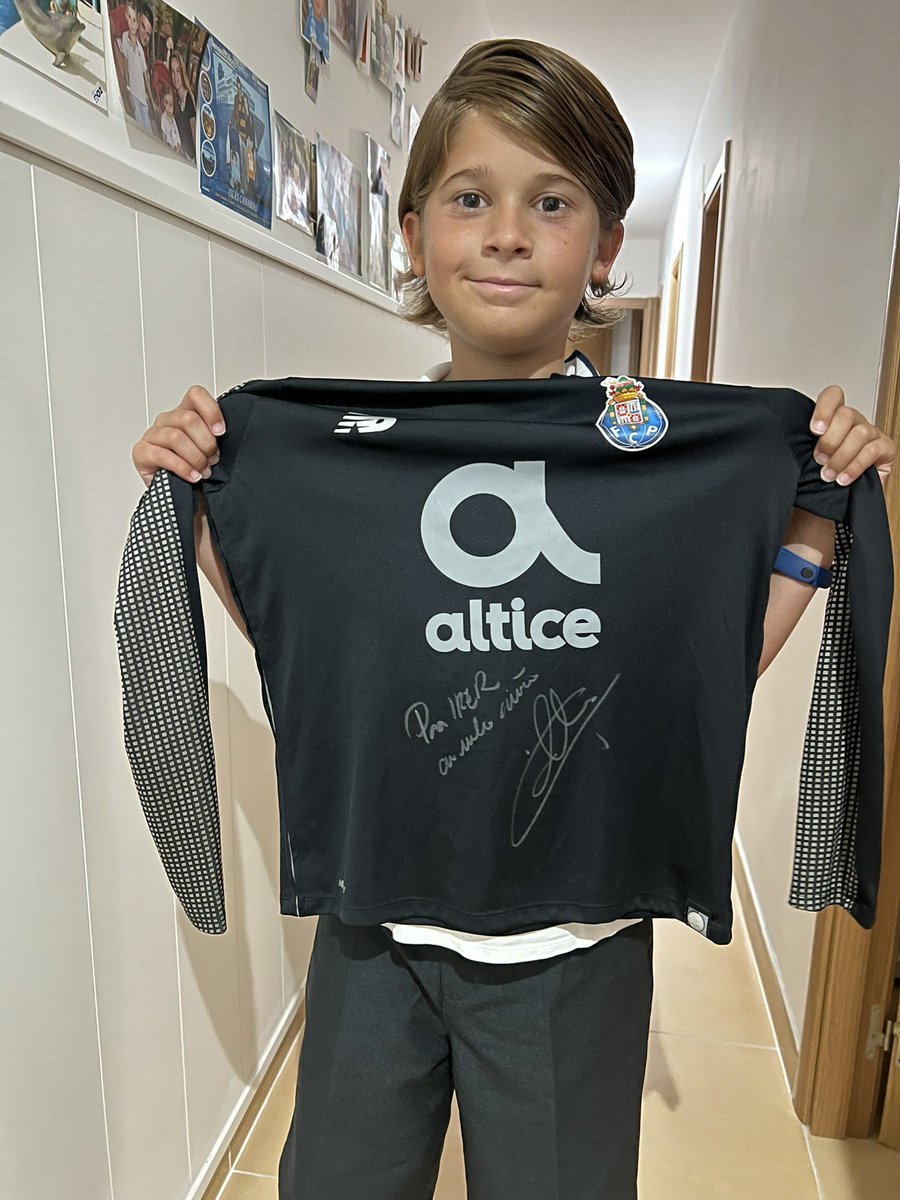 aitor356's tweet photo. Muchas gracias por el detalle @IkerCasillas!!!! Eres un grande https://t.co/cxiW5YGT8a