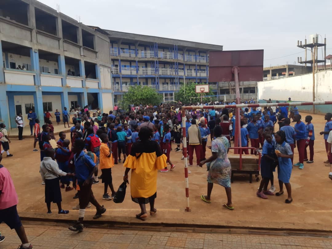 CRTV_web's tweet photo. Début des épreuves du certificat d’études primaires et du first school leaving certificate ce mardi sur l’ensemble du territoire. On compte 337 351 candidats inscrits au #CEP et répartis dans 1771 sous centres, 126 035 candidats pour le #FSLC, répartis dans 722 sous centres. https://t.co/Ib1N1awFTl