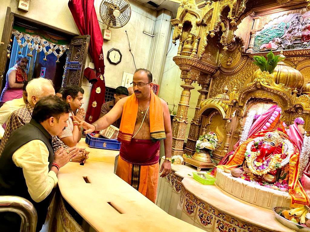 devusinh's tweet photo. श्री सिद्धिविनायक मंदिरात आज दर्शन घेतले आणि गणरायाचे आशीर्वाद प्राप्त केले. 

आज मुंबई में सिद्धिविनायक मंदिर में प्रभु श्री गणेश जी के दर्शन कर उनका आशीर्वाद प्राप्त किया।

।। गणपती बाप्पा मोरया ।। https://t.co/bSj0ASnnxK