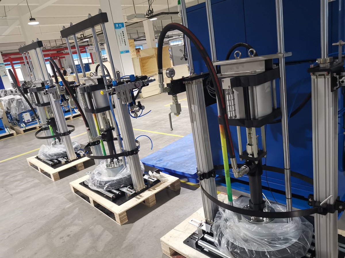 Richard678K's tweet photo. Brand new pneumatic lubrication pumps ready to be shipped. 
#centrallubrication
#lubricationsystem
#TBM
#tunnelboringmachine https://t.co/cmKFAiLDSq