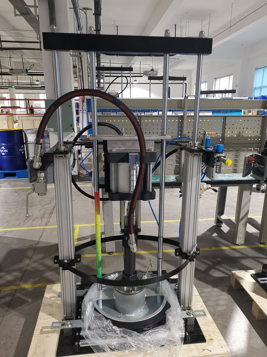 Richard678K's tweet photo. Brand new pneumatic lubrication pumps ready to be shipped. 
#centrallubrication
#lubricationsystem
#TBM
#tunnelboringmachine https://t.co/cmKFAiLDSq