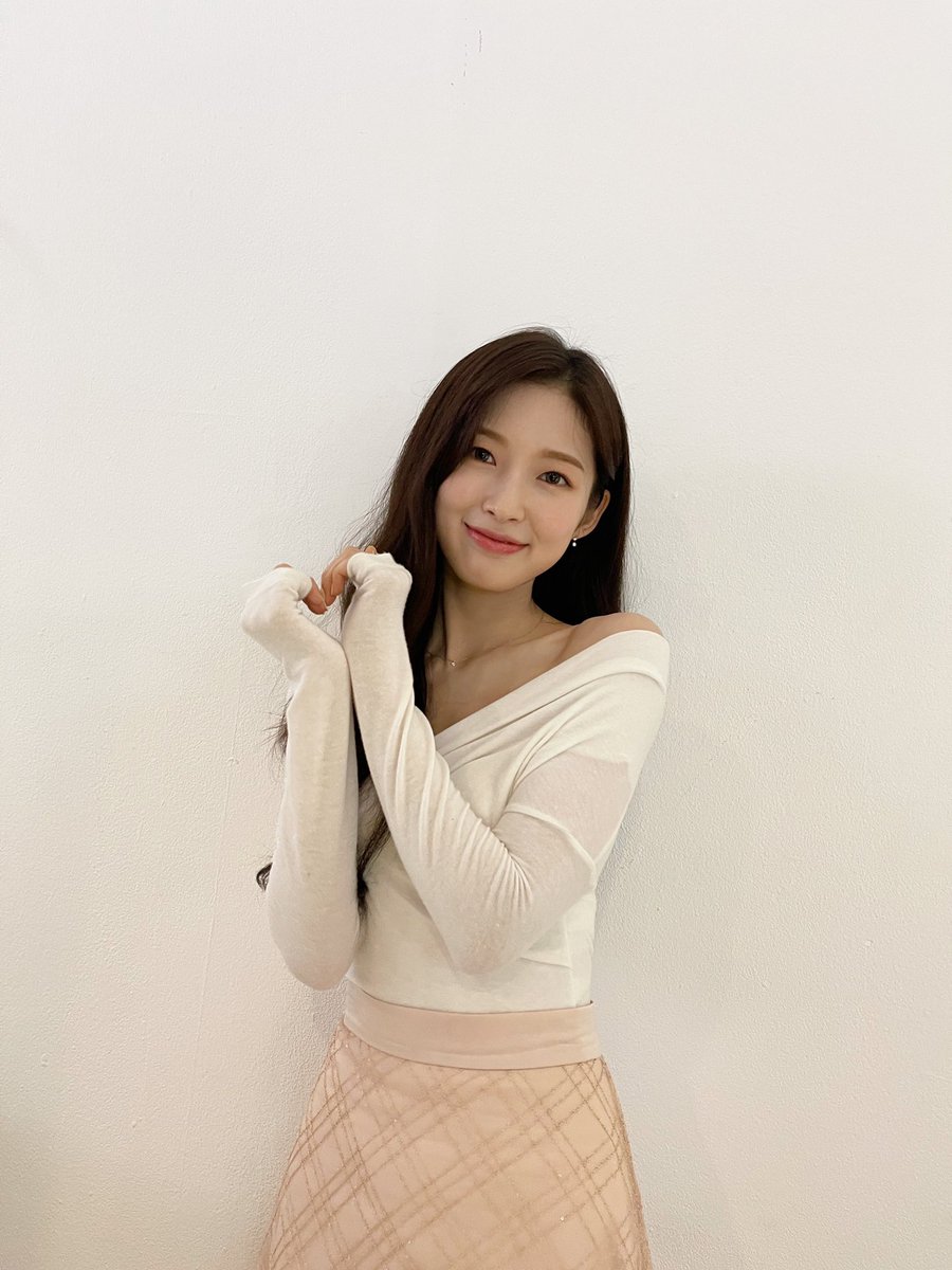 8_OHMYGIRL's tweet photo. [#OhTimes] 220614 드라마 '환혼' 제작발표회 📸

오마이걸 막내에서 진가네 막내딸로 ✨완 벽 변 신✨ '환혼'에서 '진초연' 역을 맡은 아린이에게 많은 사랑 부탁드리며, 앞으로 매주 주말 밤 9시 10분에 만나요😍💖

#오마이걸 #OHMYGIRL #OMG #아린 https://t.co/1QnK71PxTb