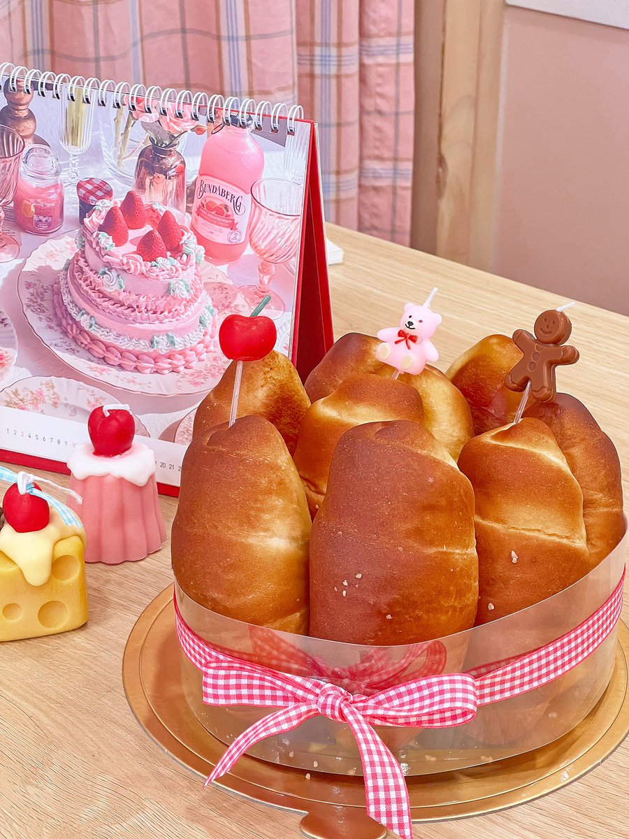 어떤 아버님이 자기 딸이 오늘 생일인데
딸이 소금빵을 너무 좋아해서
소금빵으로 케이크는 못 만드냐고 의뢰하셔서
케이크 포장 해드려따 🥐