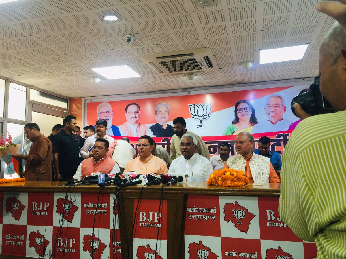 PanwarMahar's tweet photo. एक एक कर के सारे आम आदमी पार्टी वाले भाजपा की ओर प्रस्थान करते हुए . कुछ दिन पहले @Ajaykothiyal11 आज आप के प्रदेश अध्यक्ष दीपक बाली भी भाजपा में शामिल हुए ! ये लोग क्या सिर्फ चुनाव में कांग्रेस के वोट खाने के लिए रखे गए थे ?? अब तो ये बात भी सही लगती है , "गंगाधर ही शक्तिमान है " https://t.co/dMiFrWVJ6K
