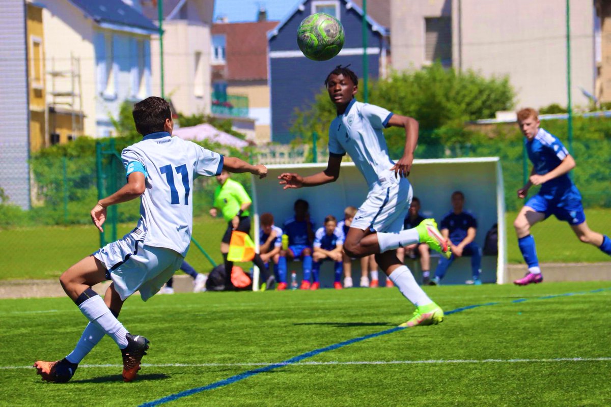 LerondAlexandre's tweet photo. Soleil🌞, Sourires😃 &amp; Football ⚽️, voici le contenu du week-end! 

Bon match des garçons en 1/4 de Coupe de Normandie U15 contre le @fcstlo ! 

#Football #Formation @HAC_Foot https://t.co/AVQFaMOZ7G