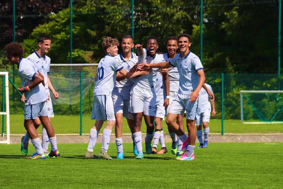 LerondAlexandre's tweet photo. Soleil🌞, Sourires😃 &amp; Football ⚽️, voici le contenu du week-end! 

Bon match des garçons en 1/4 de Coupe de Normandie U15 contre le @fcstlo ! 

#Football #Formation @HAC_Foot https://t.co/AVQFaMOZ7G