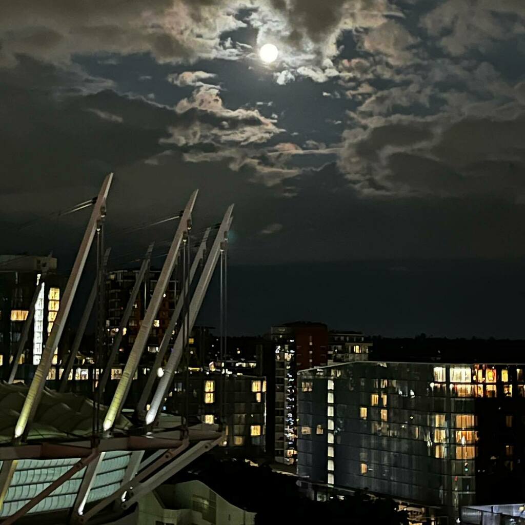jminter's tweet photo. Breaking through the wind-whipped clouds the Full Strawberry Supermoon illuminates the June night sky over #Vancouver
.
According to Farmer’s almanac also known as the #BirthMoon #honeymoon #meadmoon #greencornmoon #berriesripenmoon
#fullmoon #supermoon #june #solstice #s… https://t.co/exs6Y7nwXw