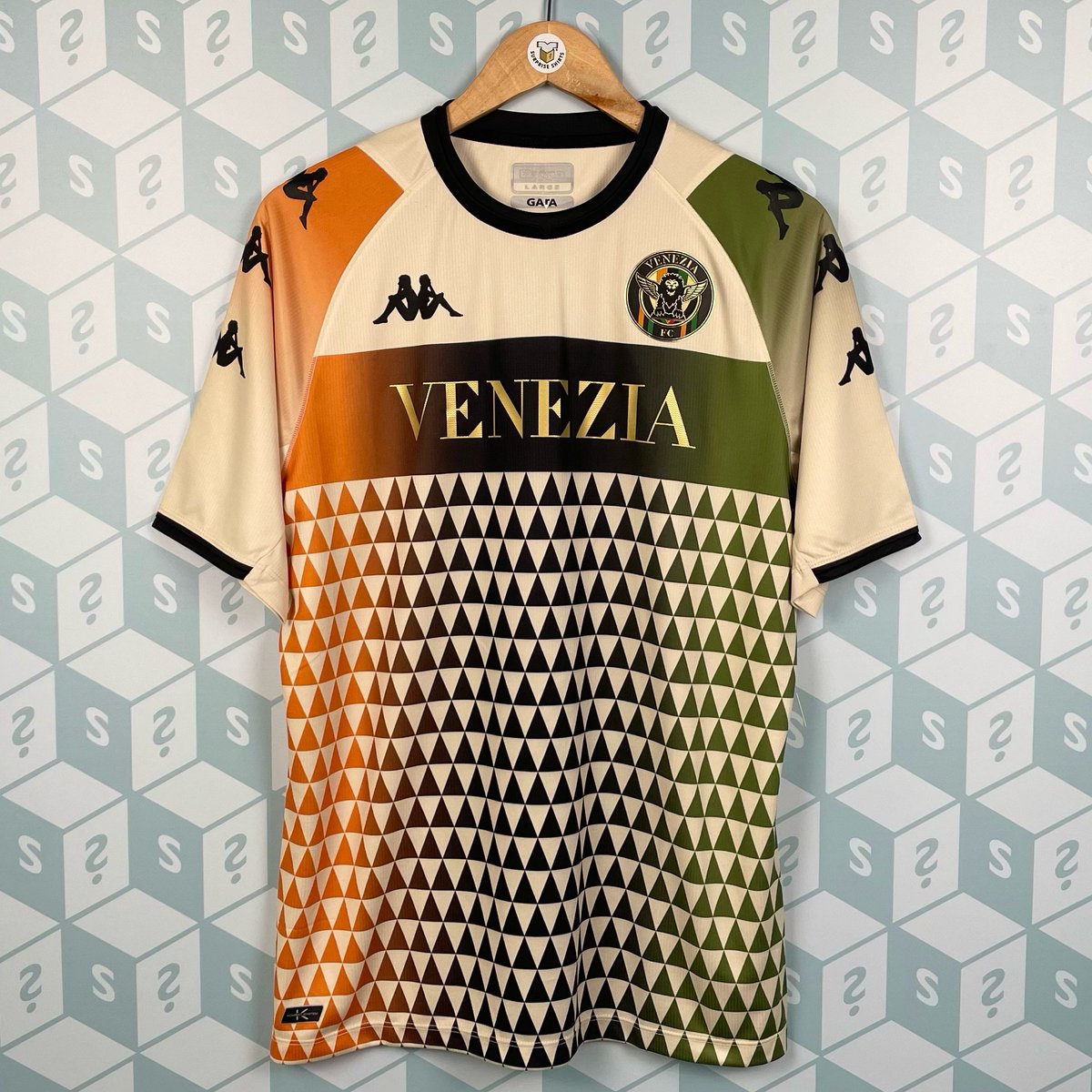 If Harry Kane SCORES for England against Hungary tonight, we'll giveaway a surpriseshirts.co.uk Mystery Box ⚽️🏴󠁧󠁢󠁥󠁮󠁧󠁿

👇 How to enter
♻️ Retweet
✅ Follow us

That's it! Good luck 🔥