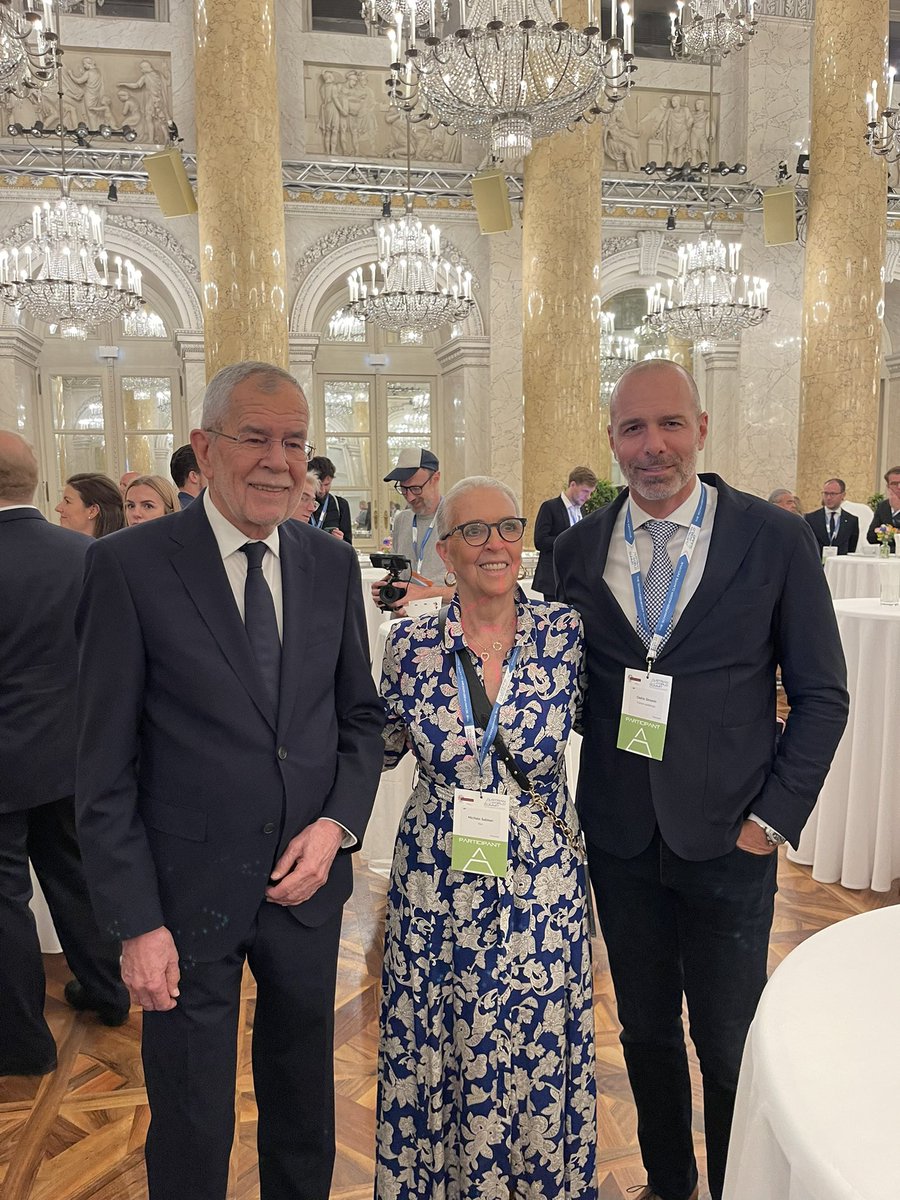 R20Paris's tweet photo. Very happy to meet the President @vanderbellen this morning at the #AWS2022 breakfast 🇦🇹 with our partner Cedric Simonin @GroupeVivialys  🌍 #CreatingHome #InspiringAction https://t.co/lMzPGSVgmV