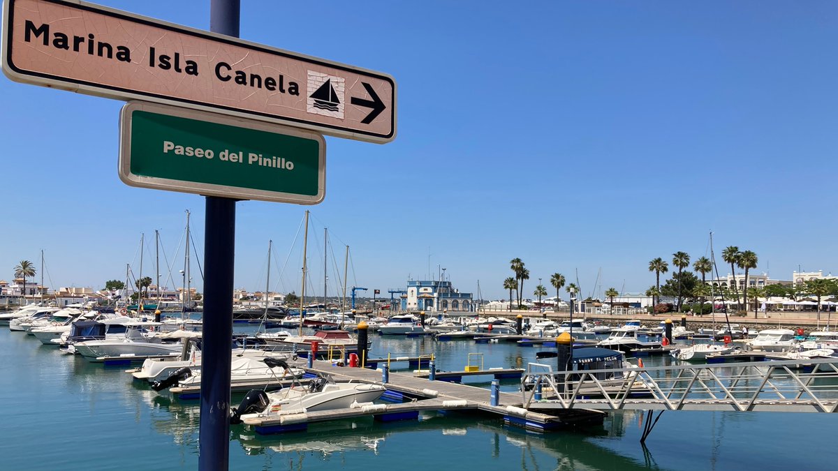 FomentoAND's tweet photo. ⚓️ #BuenosDías desde el puerto deportivo Marina Isla Canela, que este verano 🏖️ lucirá una de las siete banderas azules que ostenga la provincia de #Huelva.
Disfruta de nuestros puertos.
#BanderasAzulesAND 🟦 #Turismo https://t.co/sTpAypxgP1