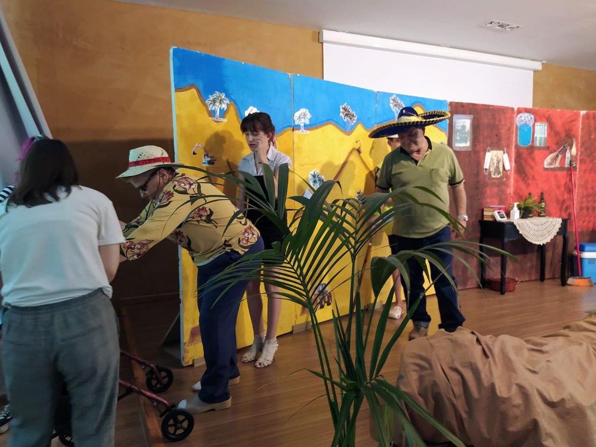 MontepioAst's tweet photo. #ResidenciaFelechosa y su #ProgramaIntergeneracional Representación en nuestro salón de actos de la obra "tona al pasáu" del premiado grupo de teatro del Colegio de Felechosa🎭 Los abuelos Nieves y Domingo se sumaron al show de los peques como actores por un día🥰 #Vivencias https://t.co/yRRJ6F8n9x