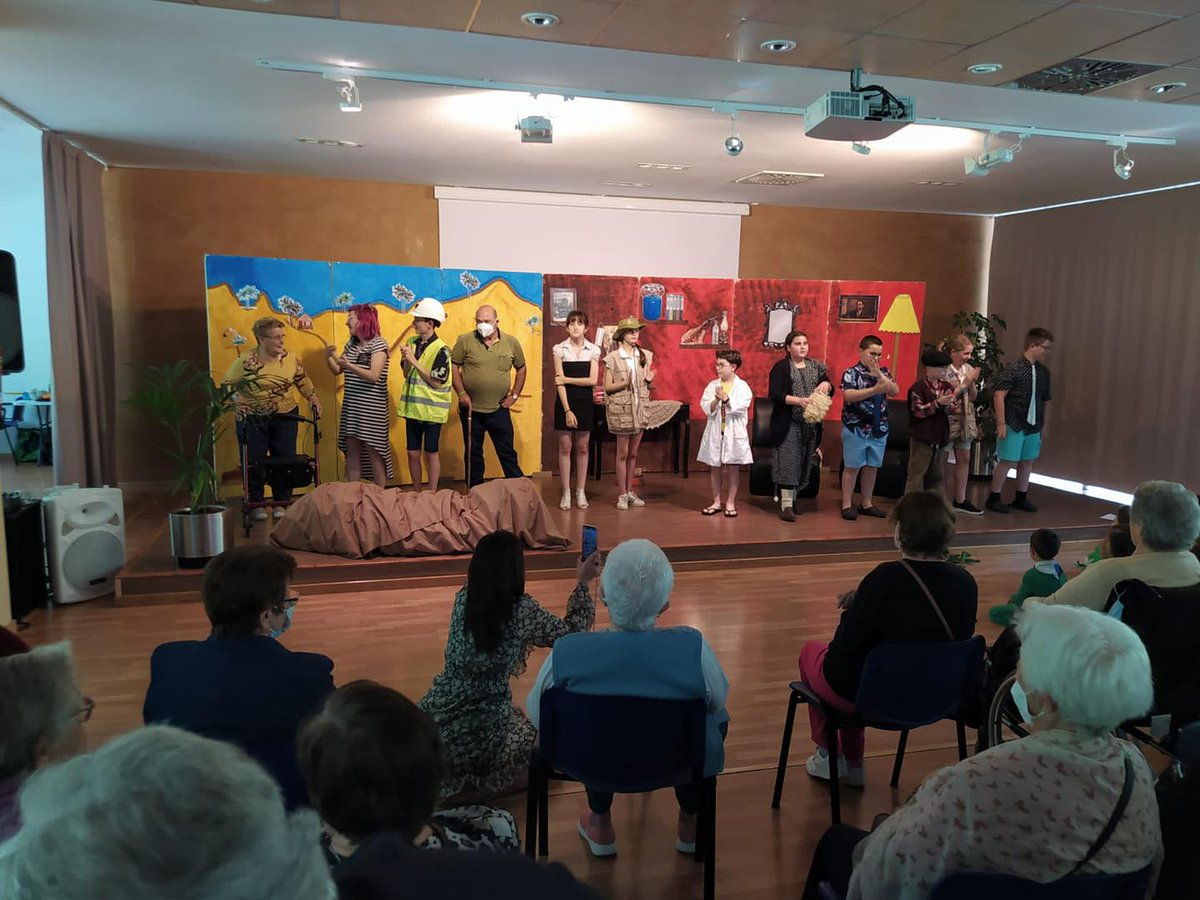 MontepioAst's tweet photo. #ResidenciaFelechosa y su #ProgramaIntergeneracional Representación en nuestro salón de actos de la obra "tona al pasáu" del premiado grupo de teatro del Colegio de Felechosa🎭 Los abuelos Nieves y Domingo se sumaron al show de los peques como actores por un día🥰 #Vivencias https://t.co/yRRJ6F8n9x