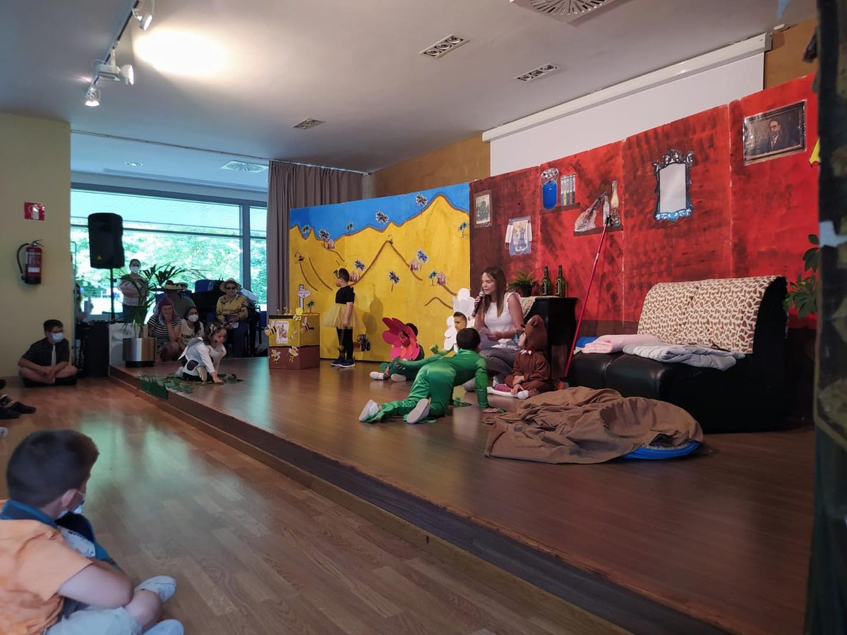 MontepioAst's tweet photo. #ResidenciaFelechosa y su #ProgramaIntergeneracional Representación en nuestro salón de actos de la obra "tona al pasáu" del premiado grupo de teatro del Colegio de Felechosa🎭 Los abuelos Nieves y Domingo se sumaron al show de los peques como actores por un día🥰 #Vivencias https://t.co/yRRJ6F8n9x