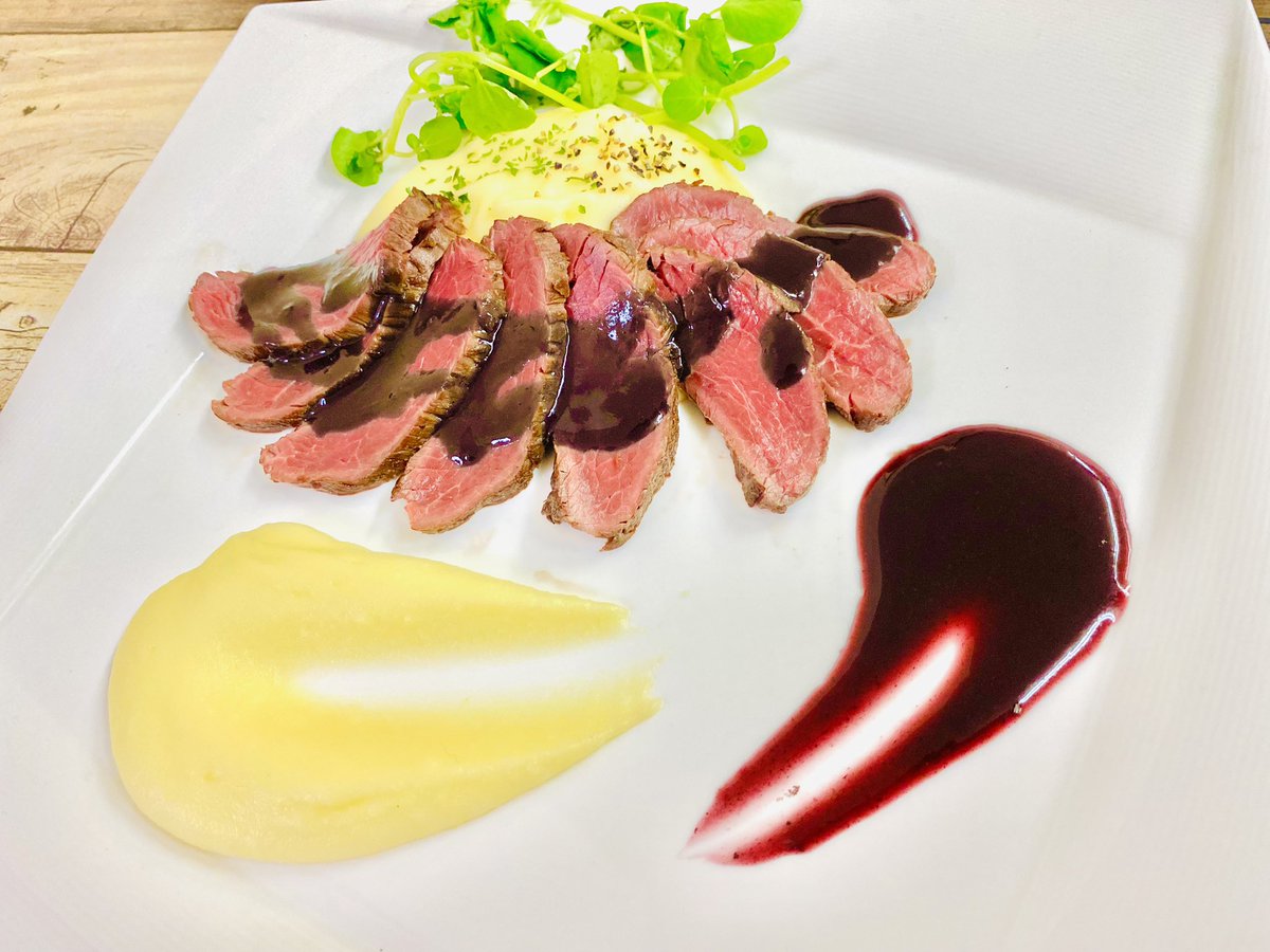 rinjushin's tweet photo. 【料理動画#8】ダチョウ肉の本格！！低温ロースト～マッシュポテトと赤ワインソース～【美里オーストリッチファーム】 https://t.co/ma7nEUPBB8 @YouTubeより

#ダチョウ
#ロースト
#��里オーストリッチファーム https://t.co/0qRdLcPSop
