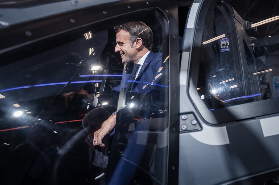 Proud to be showcasing the #H160M #Guepard 🚁 to the French President <a href="/EmmanuelMacron/">Emmanuel Macron</a> on the <a href="/Armees_Gouv/">Ministère des Armées et des Anciens combattants</a> booth on the 1st day of #Eurosatory2022. The future innovative multi-mission helicopter for the armed forces worldwide!