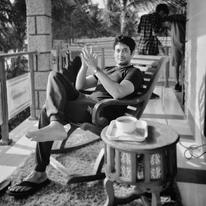 Amitriyaan's tweet photo. कुछ तो ख़ास बात हैं यक़ीनन ! 😌 Anyway, Waiting for the next shot's light set-up inbetween the shots ! #shooting #onset🎥🎬 #filmdirection #filmmaking #intothecamera #cinematography #movie #webseries #digitalcontent #digitalstar #anticasting #protagonist #antagonist #actor https://t.co/k16dpruXad