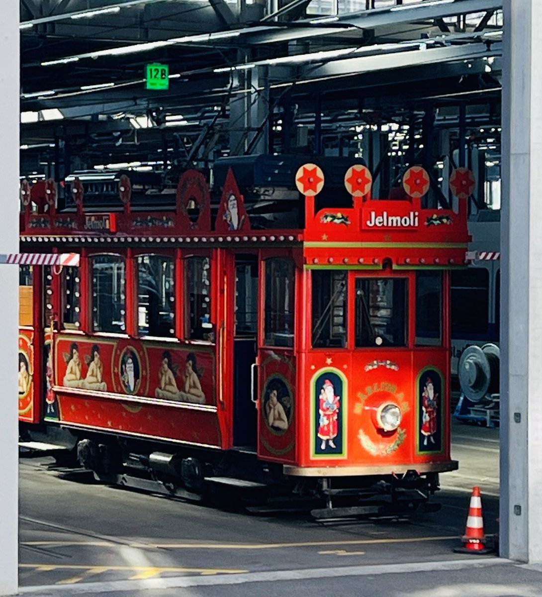 Zurigo, 14 giugno, temperatura prevista: 27 gradi. Il tram di Natale è pronto.