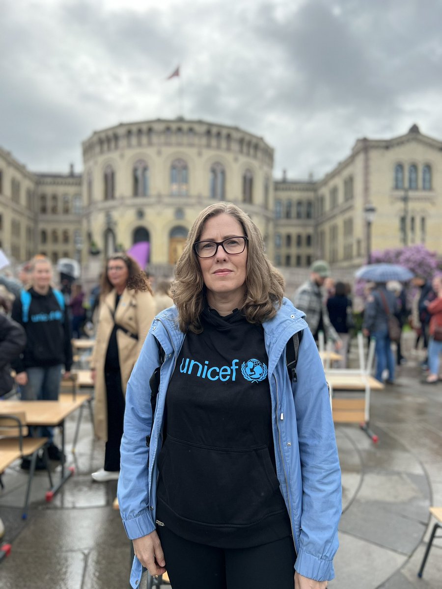 UNICEFNorge's tweet photo. 2,5 milliarder tilbakeføres til bistandsbudsjettet. Dette er en delvis reversering av et dramatisk kutt. Det er ikke en økning #RNB
– Akkurat nå er vi skuffet på vegne av verdens barn og dypt opprørt over de dramatiske og uopprettelige konsekvensene dette vil ha sier @MillaViken https://t.co/1nRXyORQh4