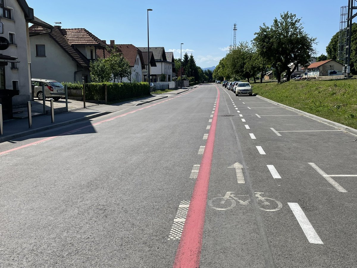 BurkhardStork's tweet photo. „Let always parked cars protect cyclists and not cyclist protect parked cars.“ Jan #Gehl macht nochmal klar, warum so viele #Markierungslösungen, #Radweichen, #Schutzstreifen … Unsinn sind. https://t.co/zfreMtKEKD