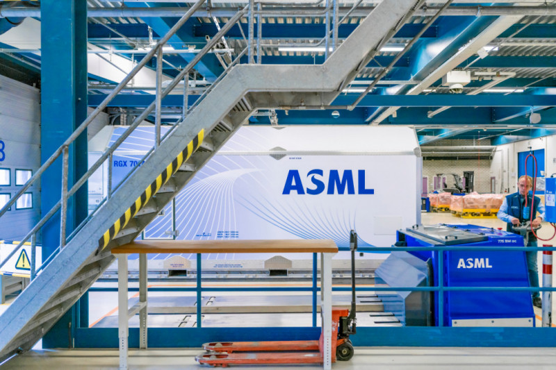 finect's tweet photo. @VicenteVaro @carmignac @IPalicio @ConsulaeEafi @Renta4 Denham, sobre invertir en $ASML: 

"Creo que ASML debería ser la piedra angular de toda cartera. La cadena de semiconductores está desabastecida. La demanda es grandísima. Y no se quiere depender en Europa de una planta de chips en Taiwan..." #FinectBIOS

https://t.co/0dJTPj3pb8 https://t.co/VFxpeIK4GD