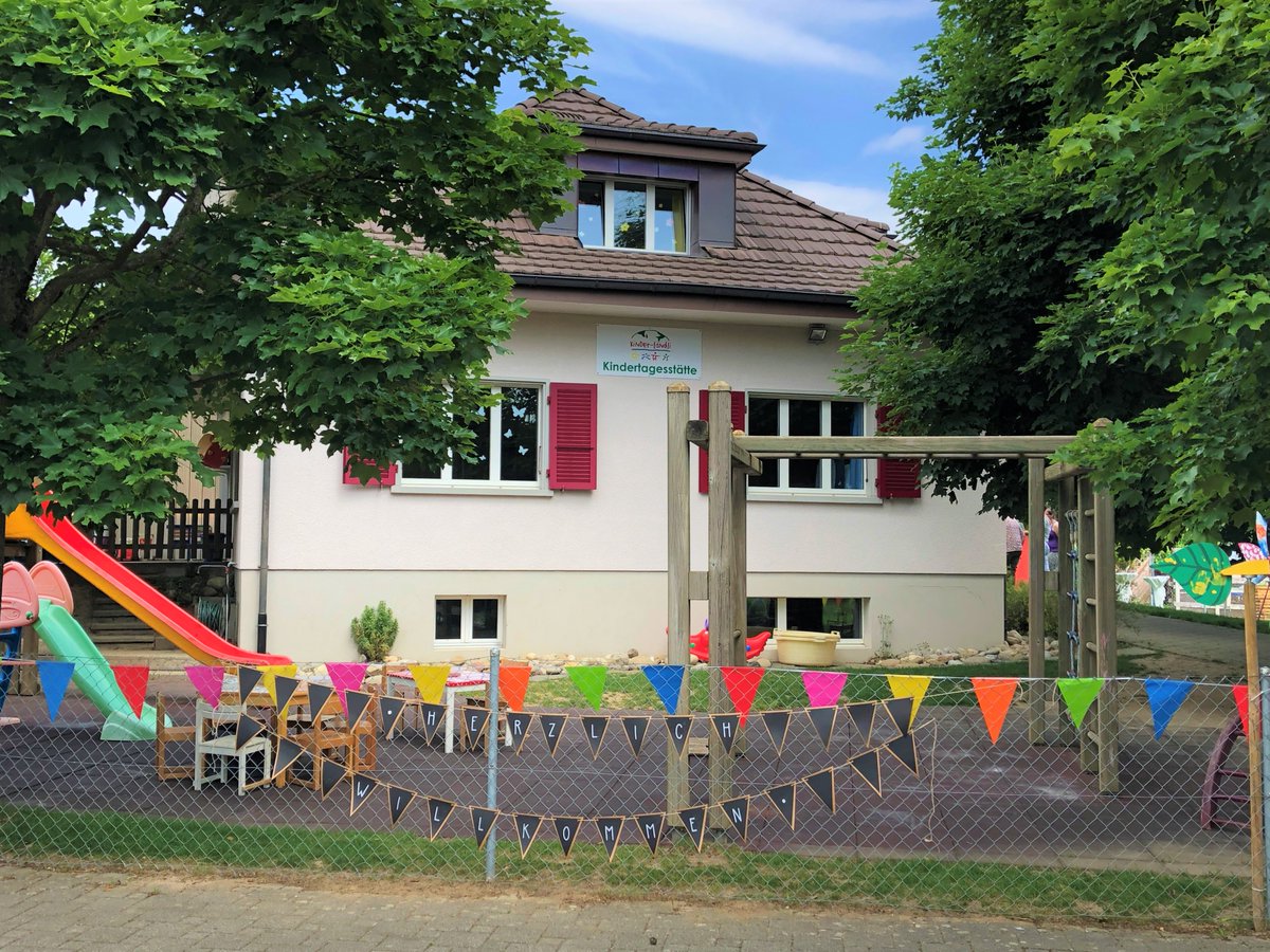 StiftungWende's tweet photo. Der neue Name unserer Kita wurde gebührend gefeiert.
Der diesjährige "Tag der offenen Tür" unserer #Kita Lumina war mit dem sonnigen Wetter ein Erfolg. Ob Apéro, Sackhüpfen, Kinderschminken oder Geschichten lauschen; niemand kam zu kurz.
Neue Website: https://t.co/THki0lwlPT https://t.co/Fujg4WbmJT