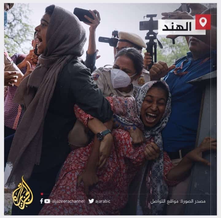 FayisaCA's tweet photo. This gives hope. Look at those hands held tightly together while being beaten up for standing upto a monstrous regime. That comes from our faith,our sisterhood, that is our strength. More power to you @ladeedafarzana @raniyazulaika https://t.co/ImzLd60wUe