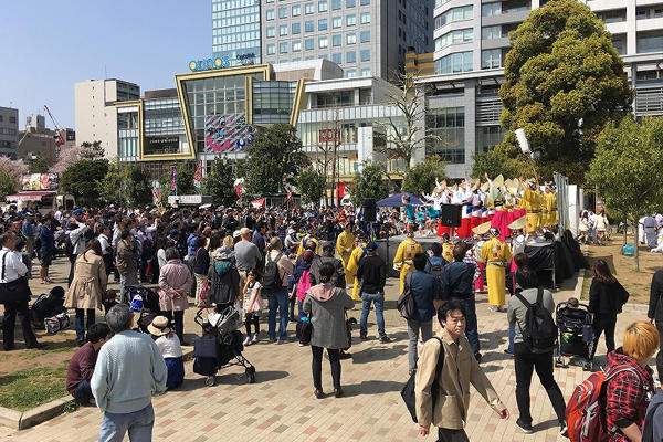 artspot_live's tweet photo. 【夏フェス 出演者募集】
野外フェス「すみだライブフェス」、夏の開催も決定しました。会員向けに、出演者募集を本日より開始しました。
artspotは駅前などで路上ライブに加え、この屋外フェスや空港のイベントなどにも出演が可能です。街を彩るアーティスト大募集！https://t.co/62E6NxtY6O https://t.co/91YA4tIjx3