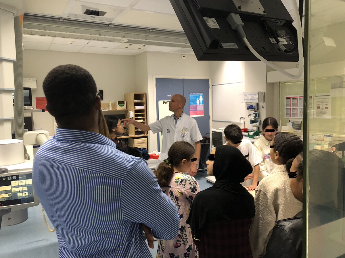 EDdocsHMC's tweet image. @JD_Paar geeft een middags ‘zondag school’ rondleidingen aan de Haagse jeugd.
#liefde&amp;amp;lef #inzijnvrijetijd