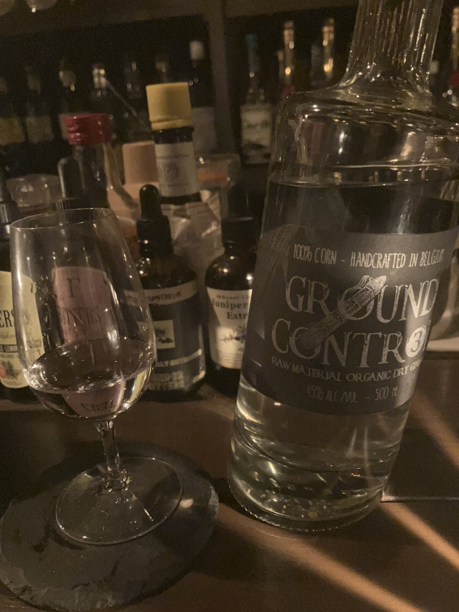 craft_gin_lover's tweet photo. この間のジンフェスで@BarSoutsu さんでいただいたジンの後半と@cocktail_raven さんでいただいたジンの一本目!
それとこんな素敵なタグを今更知りました笑 #TGCL https://t.co/srlUQODMIi