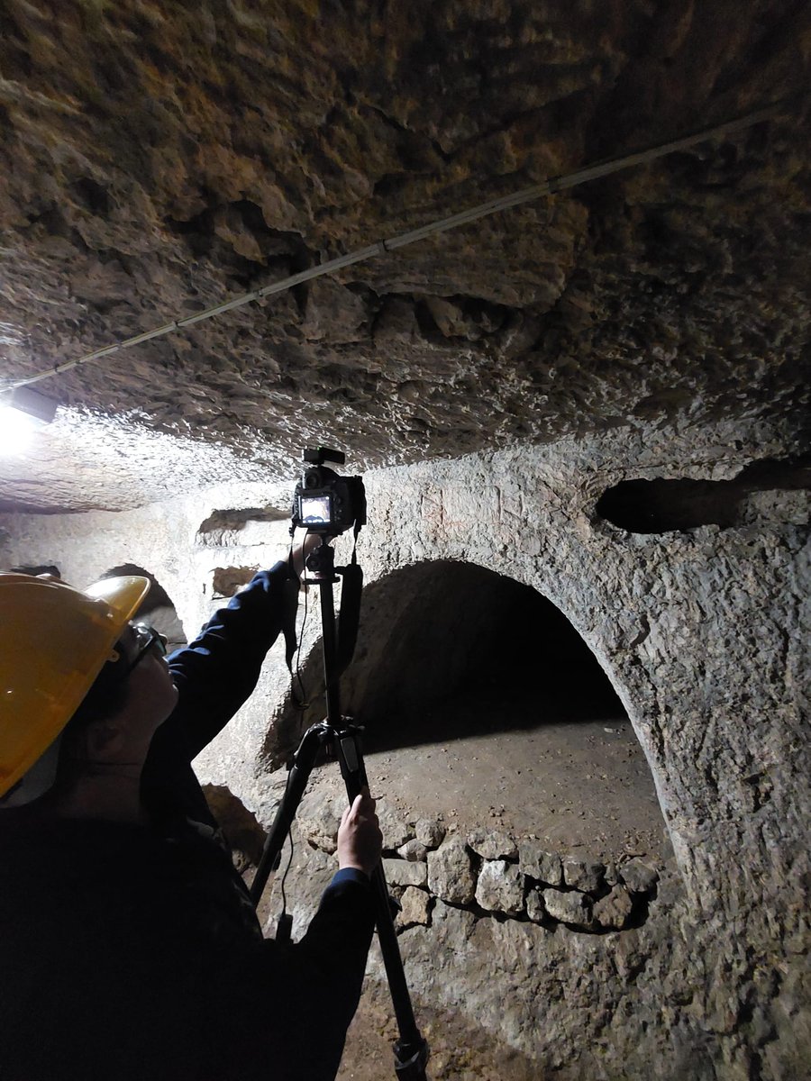 IGradante's tweet photo. Documenting inscriptions in the catacombs with Alessia https://t.co/pM6C4pdAq4. 1: what the scientific community should see; ph. 2: me struggling with alien spheres of light in an arcosolium.
#crossreads @Sicilyepigraphy https://t.co/CQKvwKXPcH